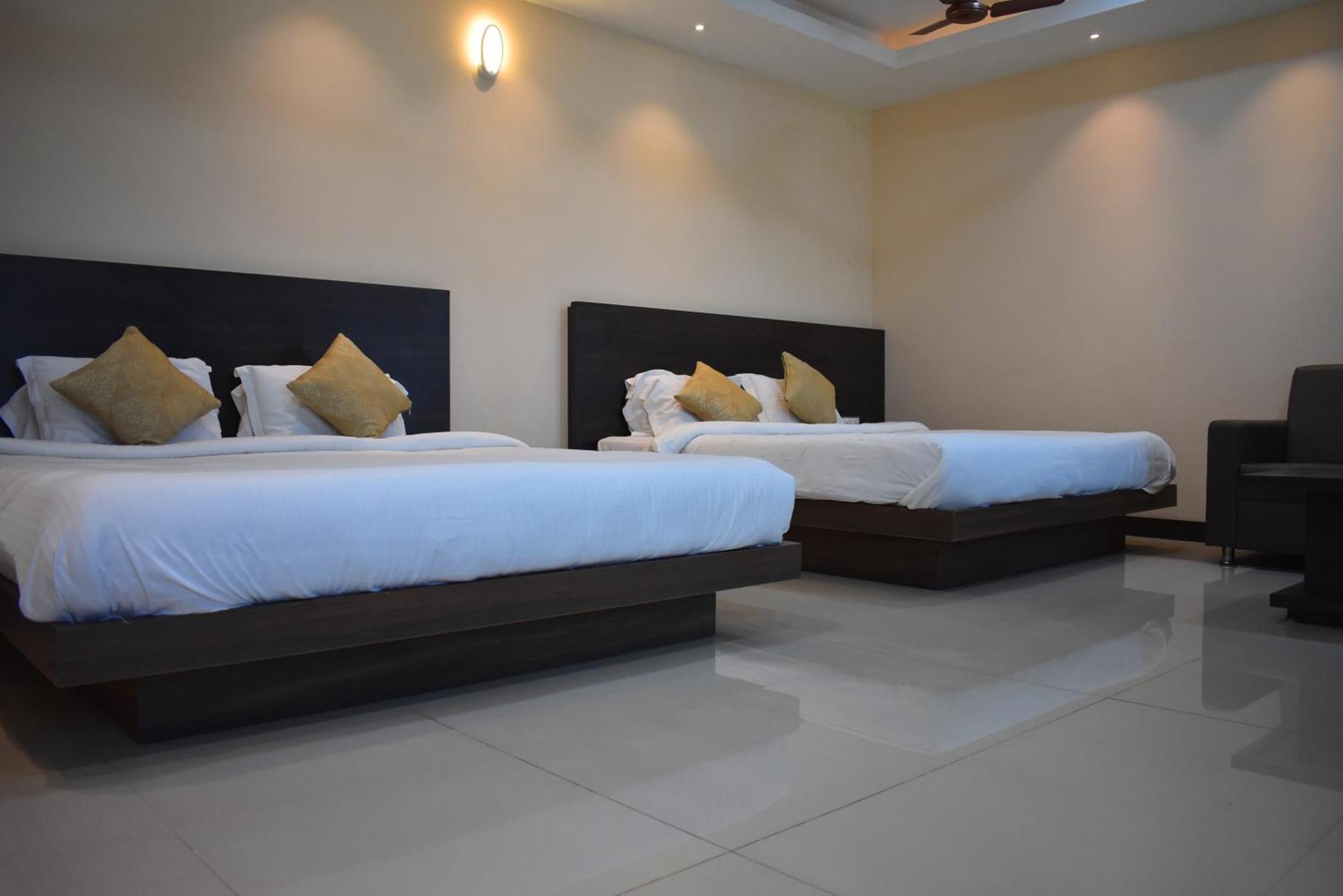 Hotel Sami V Landmarks Arantangi Экстерьер фото