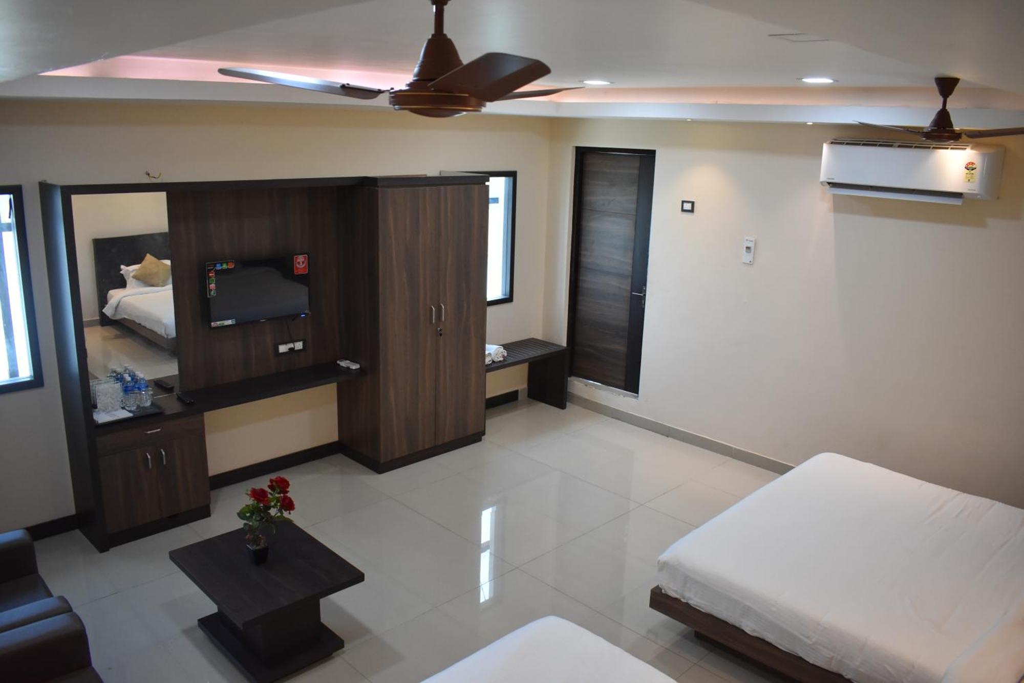 Hotel Sami V Landmarks Arantangi Экстерьер фото