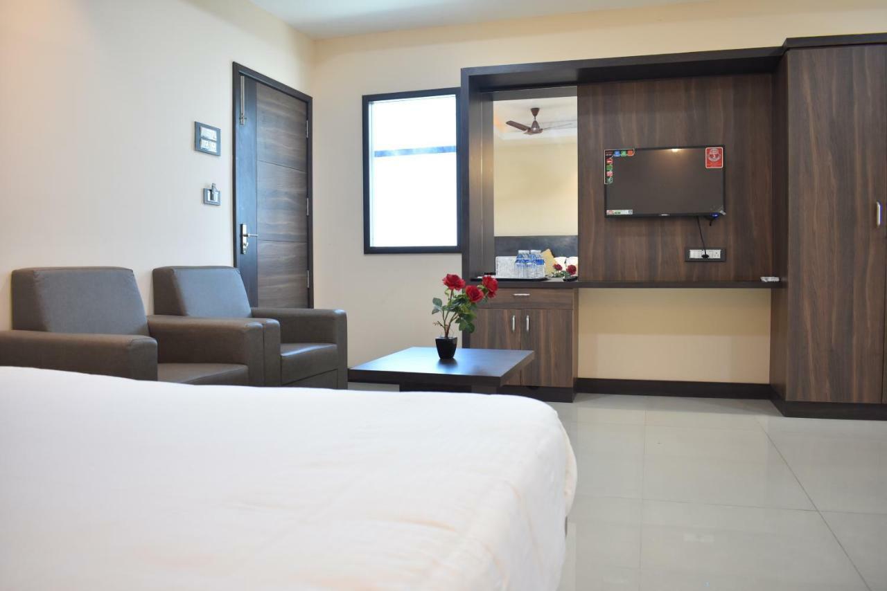 Hotel Sami V Landmarks Arantangi Экстерьер фото